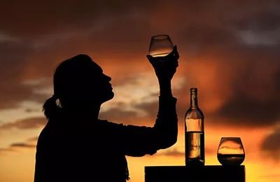 人生兩杯酒:一杯敬過往,一杯敬明天.