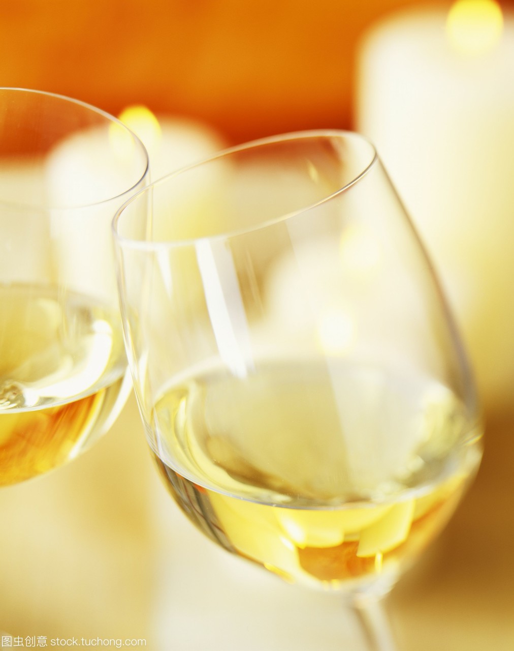 兩杯烤白葡萄酒