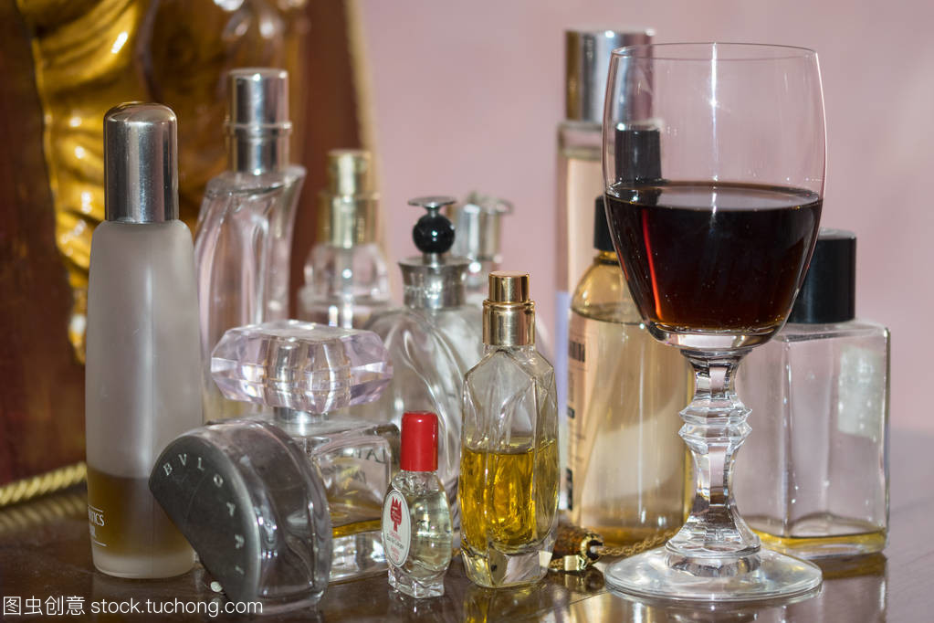 酒杯與紅葡萄酒之間的美容產(chǎn)品